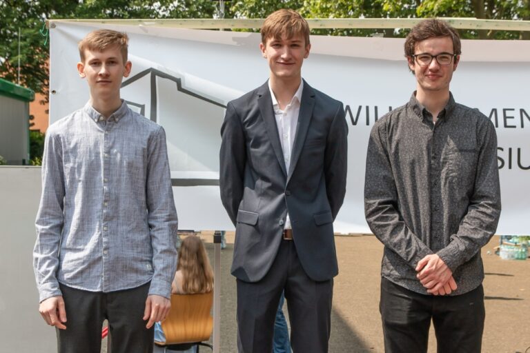 REO AG otorga el premio REO Physikus a tres graduados del Gymnasium Schwertstraße