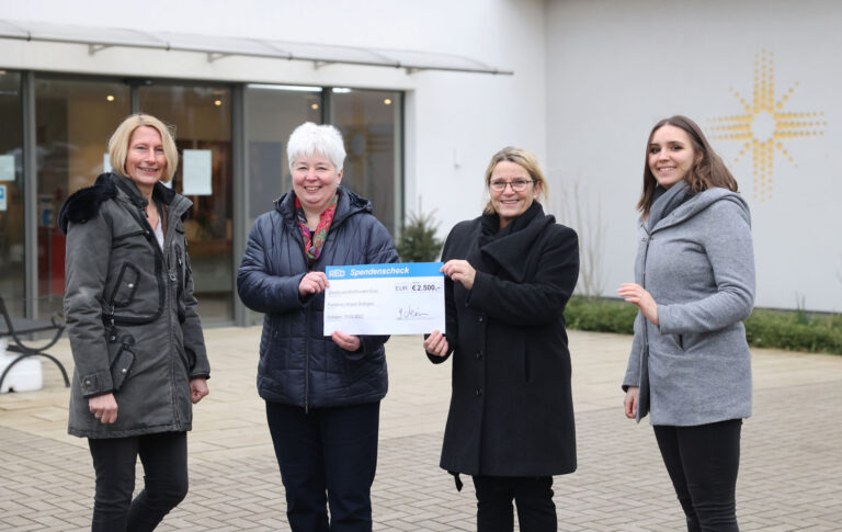 Fototermin für #Wirin: Die Solinger REO AG übergibt 2500 Euro ans Palliative Hospiz, Gotenstraße 3.

böh ist nicht vor Ort, hat Text für BU

*APs vor Ort: Frau Germhardt und Frau Usein von Re

v.l. fürs Hospiz Nadine Beier und Angelika Beyer, für REO Jasmina Usein und Michelle Germhardt